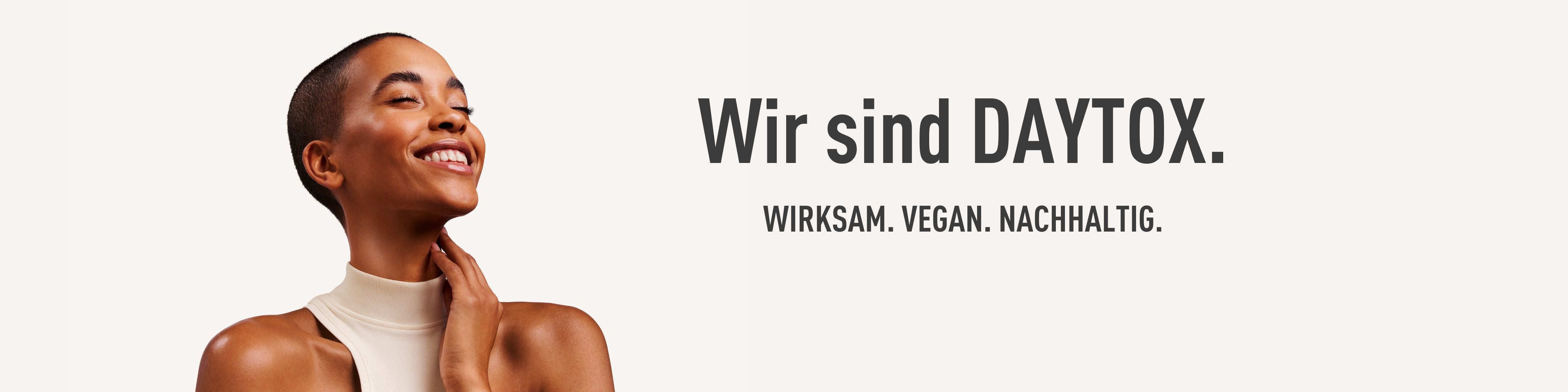 Frau lächelt mit geschlossenen Augen, daneben der Schriftzug We are DAYTOX