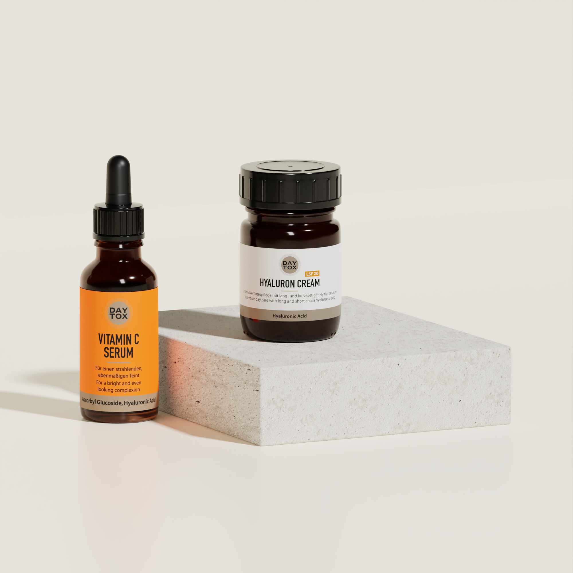 DAYTOX Vitamin C Serum und Hyaluron Cream auf Marmorpodest