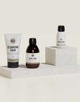 Cleansing Foam, Facial Tonic und Enzyme Peeling auf Podest aus Marmor