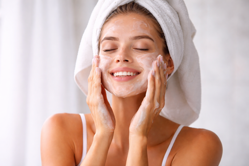 Gesichtsreinigung – warum sie die Basis jeder Hautpflegeroutine ist