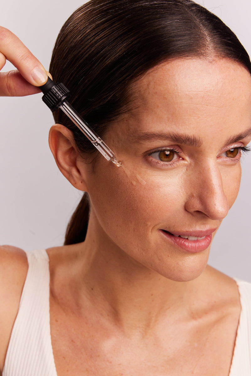 Gesichtsserum – was steckt dahinter und warum lohnt es sich, genauer hinzuschauen?