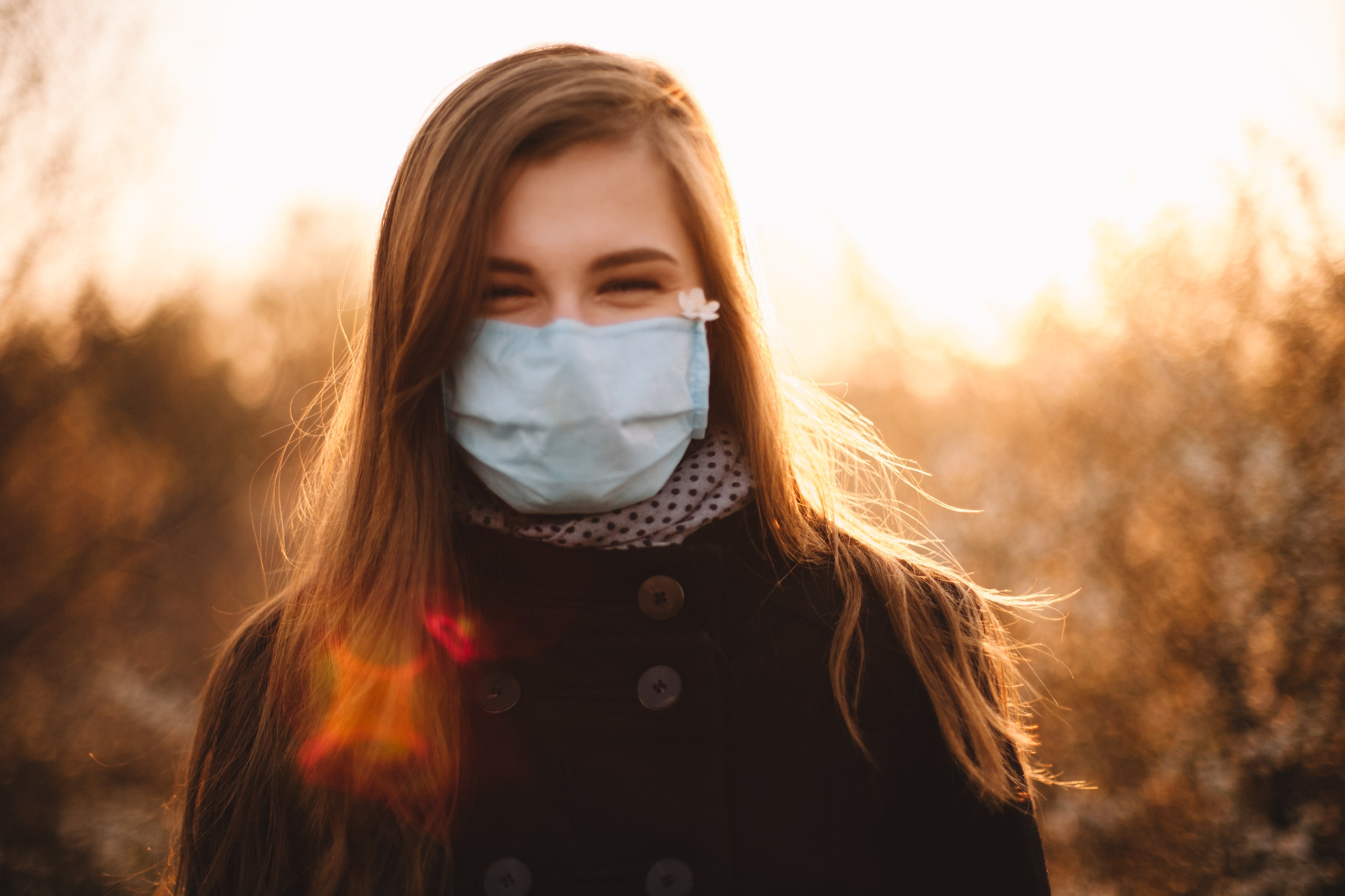 „Maskne“ – So beugst du Pickeln und Unreinheiten durch die Maske vor